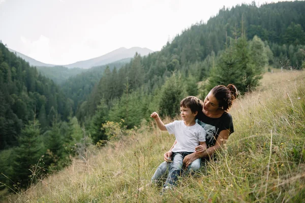 Ung Mamma Med Liten Pojke Resande Fot Mor Vandring Äventyr — Stockfoto