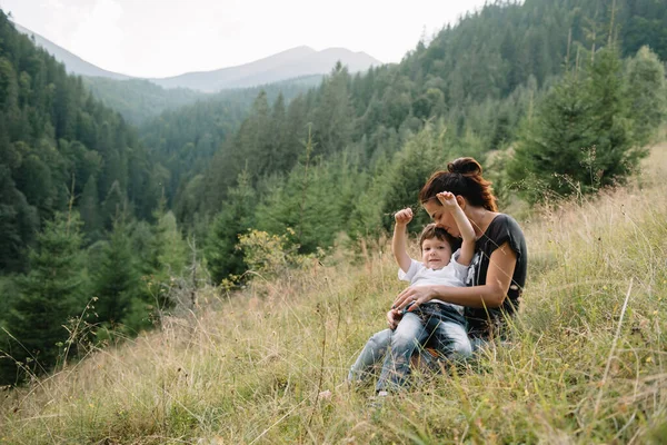 Junge Mutter Mit Baby Auf Reisen Mutter Auf Wanderabenteuer Mit — Stockfoto