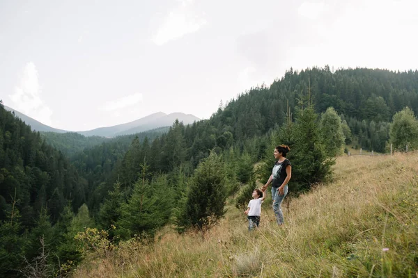 Ung Mamma Med Liten Pojke Resande Fot Mor Vandring Äventyr — Stockfoto