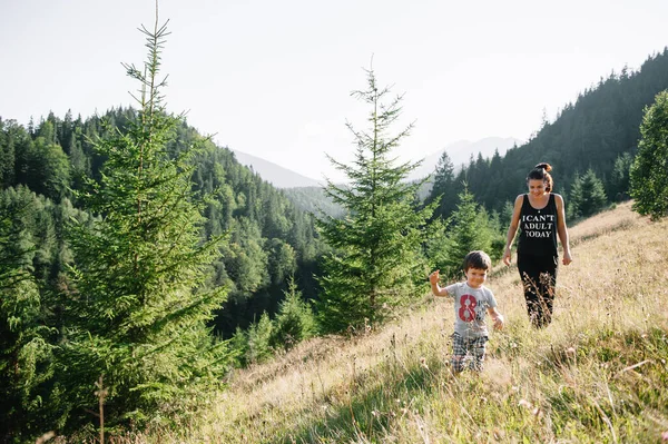 Ung Mamma Med Liten Pojke Resande Fot Mor Vandring Äventyr — Stockfoto