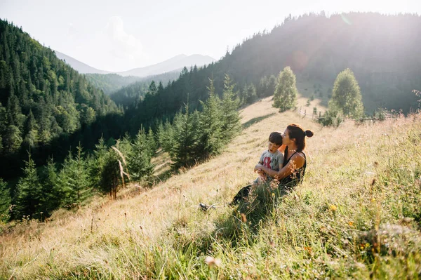 Ung Mamma Med Liten Pojke Resande Fot Mor Vandring Äventyr — Stockfoto