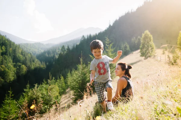 Junge Mutter Mit Baby Auf Reisen Mutter Auf Wanderabenteuer Mit — Stockfoto