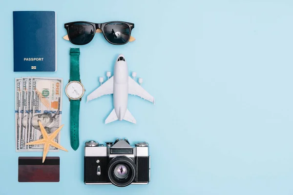 备考旅行概念 蓝底眼镜及复印空间 — 图库照片