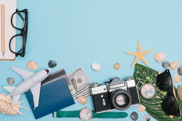 Vorbereitung Für Reisekonzept Uhr Flugzeug Geld Reisepass Bleistifte Buch Fotorahmen — Stockfoto