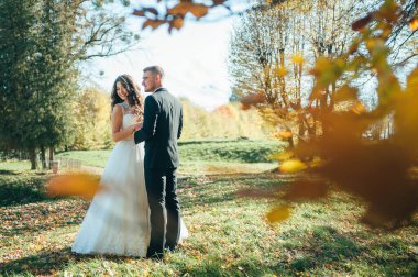 Gelin ve damat doğadaki bir fotoğraf çekiminde.