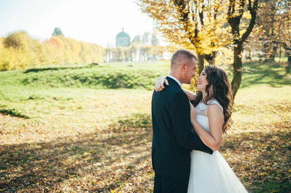 Ženich Objímal Svou Rozesmátou Nevěstu Parku Svatba — Stock fotografie