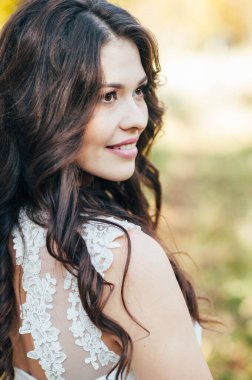 Güzel mutlu gelin gün batımında dışarıda. Güzel kadın. Beyaz elbiseli güzel gelin. Seksi bir gelin. Gelin portresi. Makyaj, saç stili, moda..