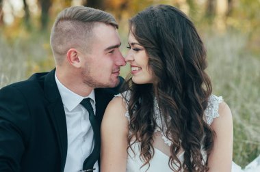 Mutlu çift. Evlilik fotoğrafı. Birbirine aşık çift.