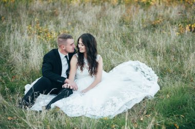 Sonbahar parkında gelin ve damat Aşk Hayatı