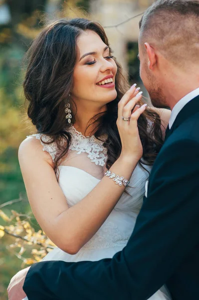 Novia Novio Una Sesión Fotos Naturaleza — Foto de Stock