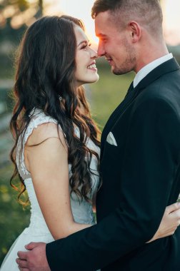 Parktaki gelin ve damat öpüşüyor. Doğadaki bir düğünde gelin ve damat öpüşüyor. Düğün çifti.