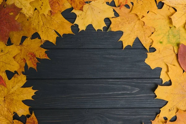 Hoja Otoño Sobre Madera Fondo Negro Vista Superior Hoja Naranja — Foto de Stock