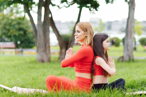 自然界の蓮の花の位置のお母さんと子供 — ストック写真