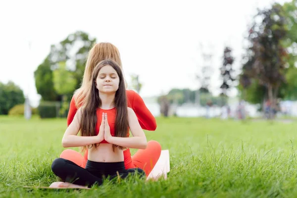 Mother Daughter Doing Yoga Exercises Grass Park Day Time — Stock Photo, Image