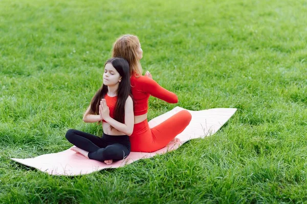 Mère Pratiquant Yoga Avec Fille Plein Air — Photo