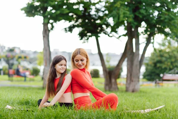 Mother Daughter Doing Yoga Exercises Grass Park Day Time — Stock Photo, Image