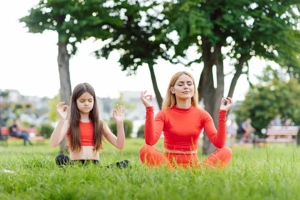 自然界の蓮の花の位置のお母さんと子供 — ストック写真