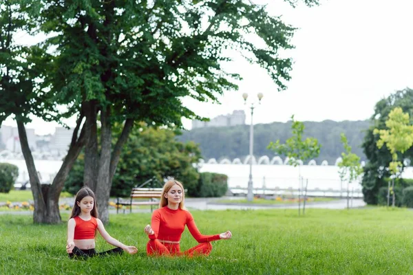 Mujer Niño Hacen Yoga Parque Verano Sol Madre Hija Salud —  Fotos de Stock
