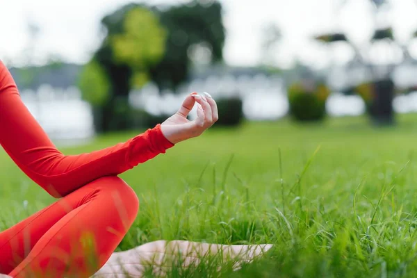 日没と公園でヨガをやって若い女性のクローズアップ — ストック写真