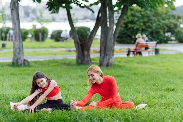 Madre Practicando Yoga Con Hija Aire Libre —  Fotos de Stock