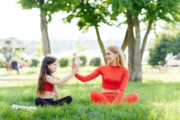 Una Joven Madre Hija Ropa Deportiva Hacen Yoga Juntas Parque —  Fotos de Stock