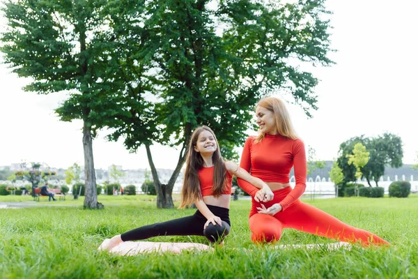 Madre Hija Haciendo Ejercicios Yoga Sobre Hierba Parque Durante Día —  Fotos de Stock