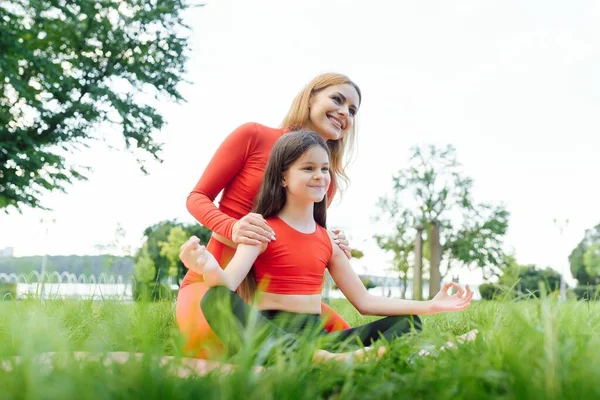 Madre Hija Haciendo Ejercicios Yoga Sobre Hierba Parque Durante Día —  Fotos de Stock
