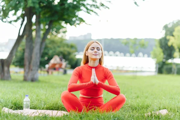 Young Woman Doing Yoga Exercise Green Park — Stock Photo, Image