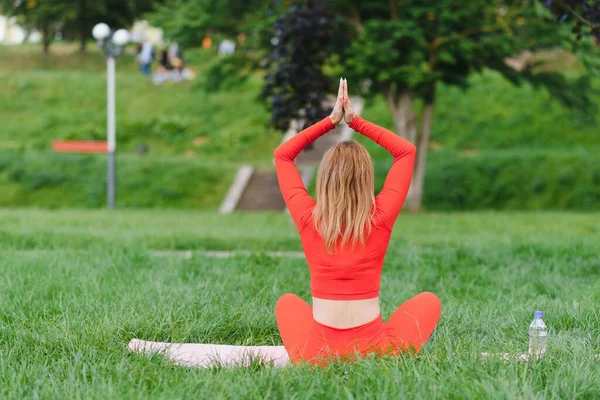 Junge Frau Macht Yoga Übungen Grünen Park — Stockfoto