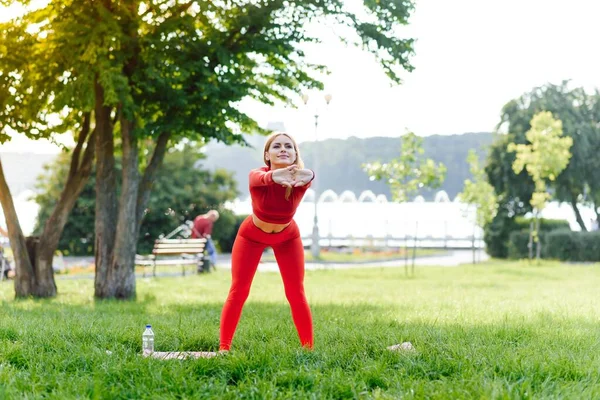 Mujer Joven Haciendo Ejercicio Yoga Parque Verde —  Fotos de Stock