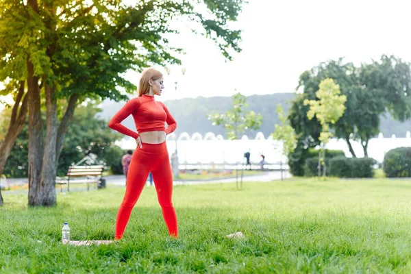 Jonge Vrouwelijke Training Voor Fitnesstraining Het Park Gezonde Jonge Vrouw — Stockfoto
