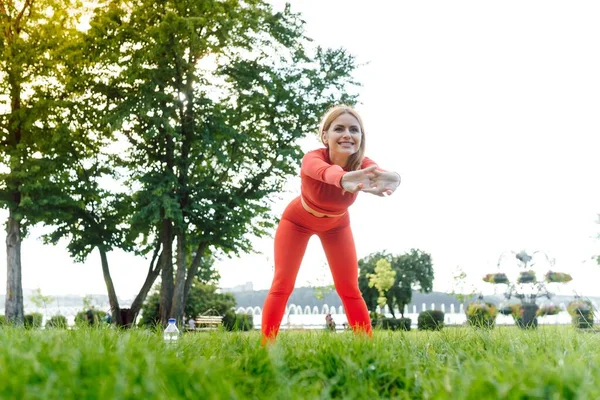 Ung Kvinnlig Träning Före Träningspass Parken Friska Unga Kvinna Värmer — Stockfoto