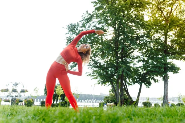 公園でヨガの練習をしているかなりの女性 — ストック写真