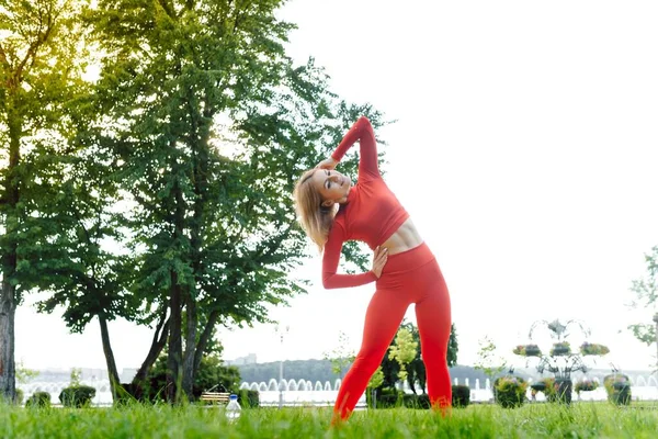 Mujer Joven Haciendo Ejercicio Yoga Parque Verde —  Fotos de Stock