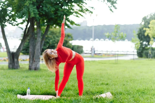 Yoga Hermosa Joven Haciendo Yoga Parque Verano Estilo Vida Saludable —  Fotos de Stock