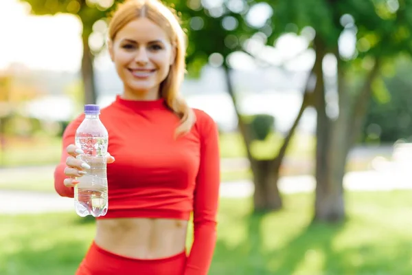 トレーニング後のスリムな若い女性飲料水 — ストック写真