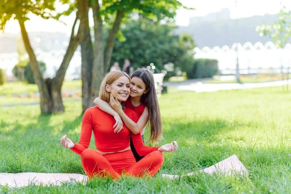 Madre Che Pratica Yoga Con Sua Figlia All Aria Aperta — Foto Stock