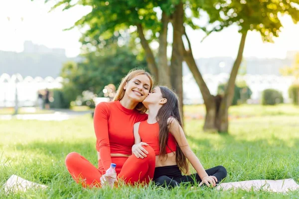 Mother Practicing Yoga Her Daughter Open Air — Stock Photo, Image