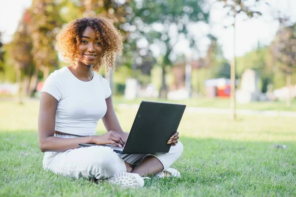 Tankeväckande Söt Blandad Kvinnlig Internationell Student Med Lockigt Hår Sitter — Stockfoto