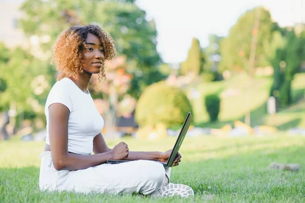 Ung Attraktiv Mörkhyade College Student Bär Tank Top Och Jeans — Stockfoto