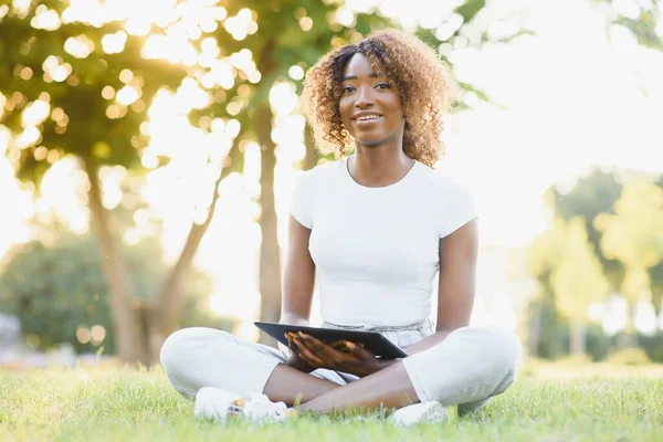 Nätkommunikation Utbildning Eller Arbetskoncept Söt Afroamerikansk Dam Med Surfplatta Dator — Stockfoto