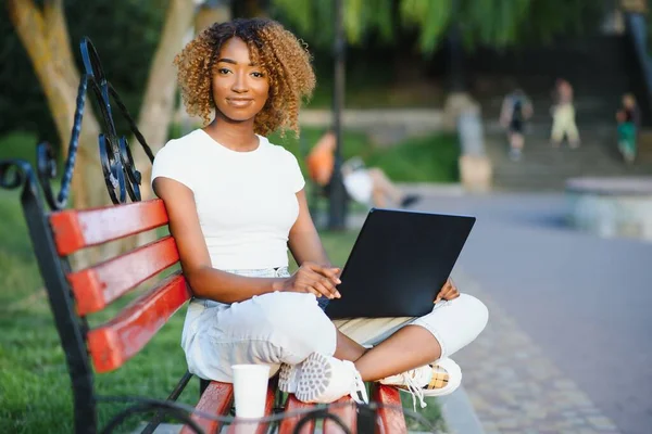 Glada Ung Svart Flicka Träbänk Park Använder Laptop Bländande Leende — Stockfoto