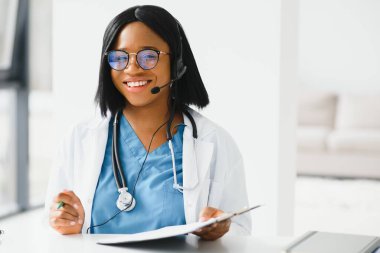 Klinikteki ofisinde çalışan Afrikalı Amerikalı doktor.