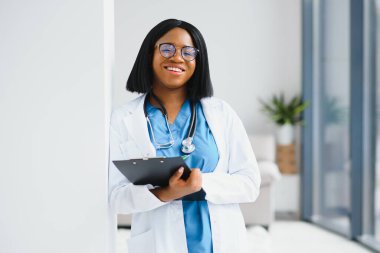 Klinikteki ofisinde çalışan Afrikalı Amerikalı doktor.