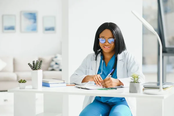 Junger Afroamerikanischer Arzt Arbeitet Klinik Laptop — Stockfoto