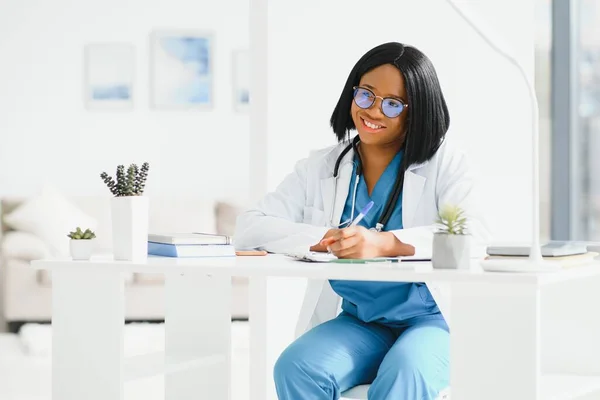 美しい女性のアフリカ系アメリカ人看護師が聴診器で — ストック写真