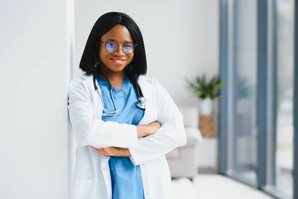 美しい女性のアフリカ系アメリカ人看護師が聴診器で — ストック写真