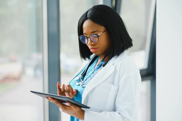 Beautiful African American Female Pediatric Nurse Modern Office — Stock Photo, Image