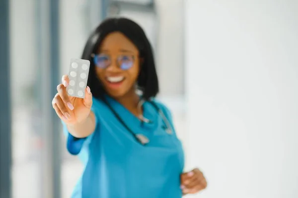 Pozytywne Radosne Młoda Afroamerykanka Farmaceuta Lub Lekarz Trzymając Ręce Pigułki — Zdjęcie stockowe