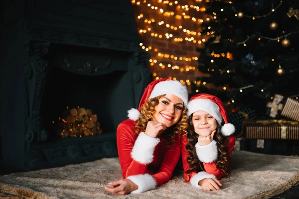 Stylová Maminka Dceruškou Vánočních Kostýmech Vánočního Stromečku Veselé Vánoce — Stock fotografie